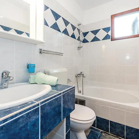 Two-bedroom In Appartement Grebaštica