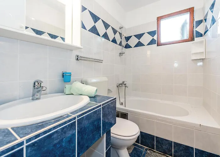 Two-bedroom In Appartement Grebaštica